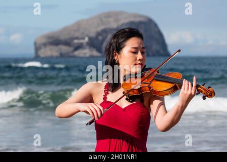 Der außerordentlich talentierte junge Violinist Coco Tomita wurde dieses Wochenende von Simon Callaghan bei der Aufführung im Lammermuir begleitet Stockfoto