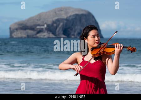 Der außerordentlich talentierte junge Violinist Coco Tomita wurde dieses Wochenende von Simon Callaghan bei der Aufführung im Lammermuir begleitet Stockfoto