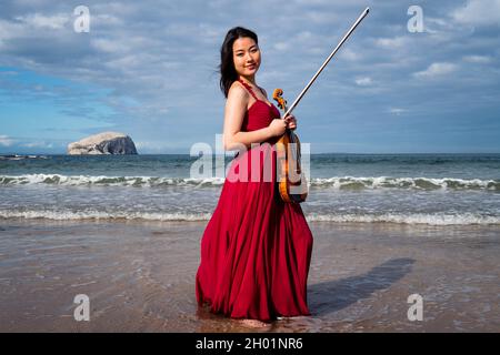 Der außerordentlich talentierte junge Violinist Coco Tomita wurde dieses Wochenende von Simon Callaghan bei der Aufführung im Lammermuir begleitet Stockfoto