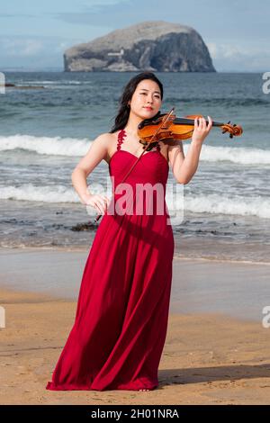 Der außerordentlich talentierte junge Violinist Coco Tomita wurde dieses Wochenende von Simon Callaghan bei der Aufführung im Lammermuir begleitet Stockfoto