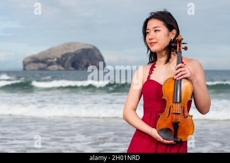 Der außerordentlich talentierte junge Violinist Coco Tomita wurde dieses Wochenende von Simon Callaghan bei der Aufführung im Lammermuir begleitet Stockfoto