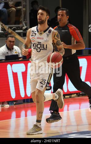 Bologna, Italien. Oktober 2021. Tommaso Baldasso (Kigili Fortitudo Bologna) während der Serie A1 italienischen LBA Basketball-Meisterschaft Spiel Kigili Fortitudo Bologna gegen. Carpegna Prosciutto Victoria Libertas Pallacanestro Pesaro im Sportpalast Paladozza - Bologna, 10. Oktober 2021 Kredit: Unabhängige Fotoagentur/Alamy Live Nachrichten Stockfoto