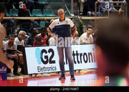 Bologna, Italien. Oktober 2021. Aza Petrovic (Cheftrainer von Carpegna Prosciutto Pesaro) während der Serie A1 italienischen LBA Basketball-Meisterschaft Spiel Kigili Fortitudo Bologna gegen. Carpegna Prosciutto Victoria Libertas Pallacanestro Pesaro im Sportpalast Paladozza - Bologna, 10. Oktober 2021 Kredit: Unabhängige Fotoagentur/Alamy Live Nachrichten Stockfoto