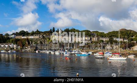 Boote, die bei Flut in Porthmadog Marina festgemacht wurden, aufgenommen im Oktober 2021 während einer Reise nach Nordwales. Stockfoto