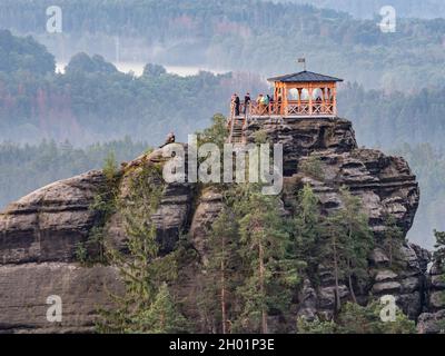 Frühstück oder morgendliches Picknick der Touristengruppe auf dem beliebten Aussichtsturm Mariina vyhlidka. Der bedeutende Standpunkt in der Böhmischen Schweiz National Pa Stockfoto