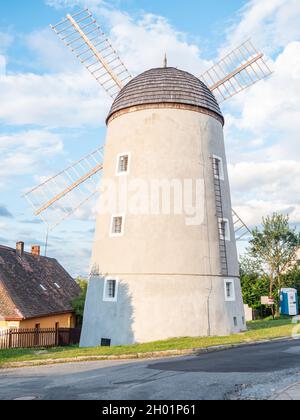 Třebic Windmühle, wo das natürliche Tannin gemahlen wurde. Pulvertannin aus Kiefer- und Fichtenrinde, das von Gerbern für ihre Arbeit verwendet wurde. Stockfoto