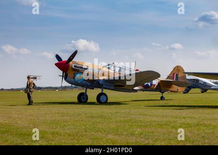 Die Curtiss P-40 Warhawk ist ein US-amerikanisches einmotorige, einsitzige Ganzmetall-Kampfflugzeug und Bodenangriffsflugzeug, das 1938 zum ersten Mal flog. Die P-40 de Stockfoto