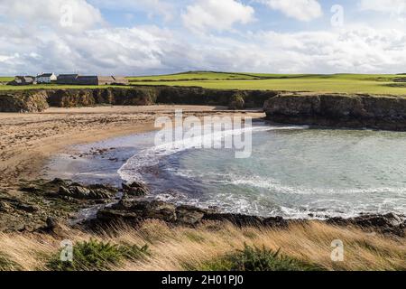 Die Wellen schlagen im Herbst 2021 gegen Porth Nobla an der Küste von Anglesey in Nordwales. Stockfoto