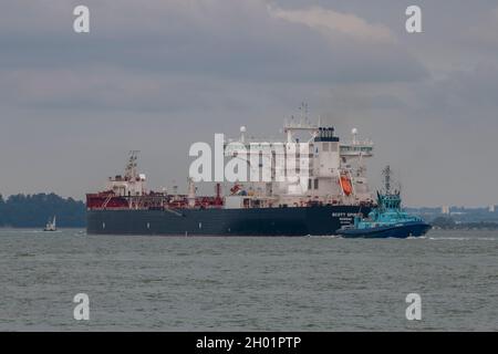 Der mv scott Spirit im Dorn Channel oder solent vor der Insel wight nähert sich mit einem Schlepper der petrochemischen Raffinerie fawley Stockfoto