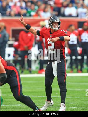 Atlanta Falcons Quarterback Matt Ryan (2) leitet das Spiel gegen die New York Jets während eines Spiels der NFL International Series im Tottenham Hotspur Stadium, Stockfoto