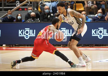 Tyler Larson (Carpegna prosciutto Pesaro) (L) von Brandon Ashley (Kigili Fortitudo Bologna) vereitelt Während der Serie A1 italienischen LBA Basketball-Meisterschaft Spiel Kigili Fortitudo Bologna vs. Carpegna Prosciutto Victoria Libertas Pallacanestro Pesaro im Sportpalast Paladozza - Bologna, 10. Oktober 2021 Stockfoto