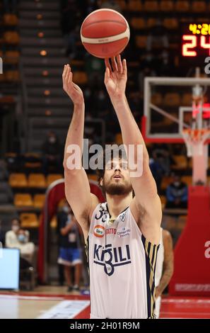 Bologna, Italien. Oktober 2021. Leonardo Tote (Kigili Fortitudo Bologna) während der Serie A1 italienischen LBA Basketball-Meisterschaft Spiel Kigili Fortitudo Bologna gegen. Carpegna Prosciutto Victoria Libertas Pallacanestro Pesaro im Sportpalast Paladozza - Bologna, 10. Oktober 2021 Kredit: Unabhängige Fotoagentur/Alamy Live Nachrichten Stockfoto