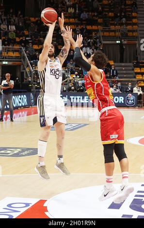 Bologna, Italien. Oktober 2021. Tommaso Baldasso (Kigili Fortitudo Bologna) während der Serie A1 italienischen LBA Basketball-Meisterschaft Spiel Kigili Fortitudo Bologna gegen. Carpegna Prosciutto Victoria Libertas Pallacanestro Pesaro im Sportpalast Paladozza - Bologna, 10. Oktober 2021 Kredit: Unabhängige Fotoagentur/Alamy Live Nachrichten Stockfoto