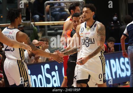 Bologna, Italien. Oktober 2021. Brandon Ashley (Kigili Fortitudo Bologna) (R) während der Serie A1 italienischen LBA Basketball-Meisterschaft Spiel Kigili Fortitudo Bologna gegen. Carpegna Prosciutto Victoria Libertas Pallacanestro Pesaro im Sportpalast Paladozza - Bologna, 10. Oktober 2021 Kredit: Unabhängige Fotoagentur/Alamy Live Nachrichten Stockfoto