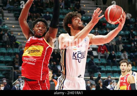 Bologna, Italien. Oktober 2021. Leonardo Tote (Kigili Fortitudo Bologna) während der Serie A1 italienischen LBA Basketball-Meisterschaft Spiel Kigili Fortitudo Bologna gegen. Carpegna Prosciutto Victoria Libertas Pallacanestro Pesaro im Sportpalast Paladozza - Bologna, 10. Oktober 2021 Kredit: Unabhängige Fotoagentur/Alamy Live Nachrichten Stockfoto
