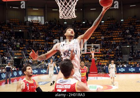 Bologna, Italien. Oktober 2021. Brandon Ashley (Kigili Fortitudo Bologna) während der Serie A1 italienischen LBA Basketball-Meisterschaft Spiel Kigili Fortitudo Bologna gegen. Carpegna Prosciutto Victoria Libertas Pallacanestro Pesaro im Sportpalast Paladozza - Bologna, 10. Oktober 2021 Kredit: Unabhängige Fotoagentur/Alamy Live Nachrichten Stockfoto