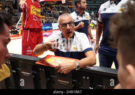 Aza Petrovic (Cheftrainer von Carpegna Prosciutto Pesaro) während der Serie A1 italienischen LBA Basketball-Meisterschaft Spiel Kigili Fortitudo Bologna gegen. Carpegna Prosciutto Victoria Libertas Pallacanestro Pesaro im Sportpalast Paladozza - Bologna, 10. Oktober 2021 Stockfoto