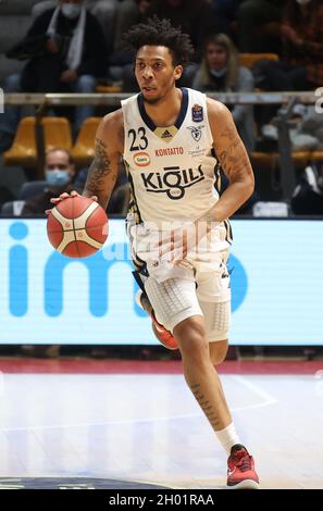 Bologna, Italien. Oktober 2021. Malachi Richardson (Kigili Fortitudo Bologna) während der Serie A1 italienischen LBA Basketball-Meisterschaft Spiel Kigili Fortitudo Bologna gegen. Carpegna Prosciutto Victoria Libertas Pallacanestro Pesaro im Sportpalast Paladozza - Bologna, 10. Oktober 2021 Kredit: Unabhängige Fotoagentur/Alamy Live Nachrichten Stockfoto