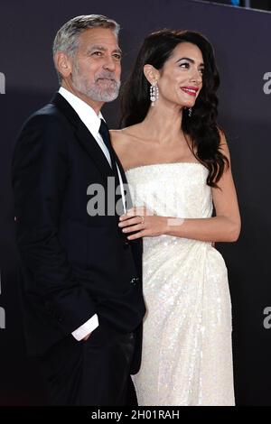 George Clooney und seine Frau Amal kommen während des BFI London Film Festival zur britischen Premiere von „The Tender Bar“ in die Royal Festival Hall in London. Bilddatum: Sonntag, 10. Oktober 2021. Stockfoto