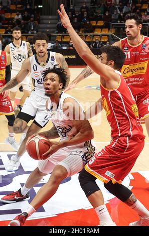 Bologna, Italien. Oktober 2021. Malachi Richardson (Kigili Fortitudo Bologna) während der Serie A1 italienischen LBA Basketball-Meisterschaft Spiel Kigili Fortitudo Bologna gegen. Carpegna Prosciutto Victoria Libertas Pallacanestro Pesaro im Sportpalast Paladozza - Bologna, 10. Oktober 2021 Kredit: Unabhängige Fotoagentur/Alamy Live Nachrichten Stockfoto