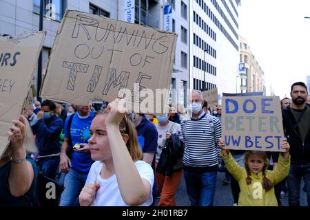 Brüssel, Belgien. Oktober 2021. Tausende von Menschen nehmen am 10. Oktober 2021 in Brüssel, Belgien, an einer Demonstration gegen den Klimawandel im Vorfeld des Klimagipfels COP26 Teil. Kredit: ALEXANDROS MICHAILIDIS/Alamy Live Nachrichten Stockfoto