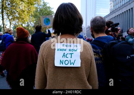 Brüssel, Belgien. Oktober 2021. Tausende von Menschen nehmen am 10. Oktober 2021 in Brüssel, Belgien, an einer Demonstration gegen den Klimawandel im Vorfeld des Klimagipfels COP26 Teil. Kredit: ALEXANDROS MICHAILIDIS/Alamy Live Nachrichten Stockfoto