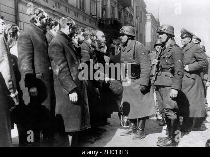 Deutsche Soldaten befragen Juden nach dem Warschauer Ghetto-Aufstand 1943. Stockfoto