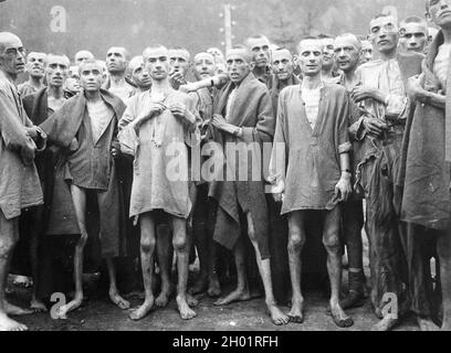 Am 7. Mai 1945 posieren hungernde Gefangene in einem Konzentrationslager in Ebensee, Österreich. Stockfoto