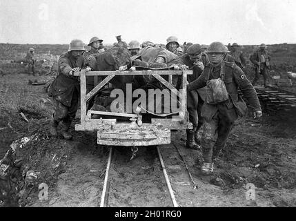 Im April 1917 brachte Vimy Ridge kanadische Verletzte zur Field Dressing Station. Deutsche Häftlinge helfen beim Schieben des Schienenwagens. Stockfoto