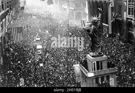 Riesige Menschenmassen auf der Broad Street in New York feiern, als die Nachricht vom Waffenstillstand bekannt gegeben wurde. Stockfoto