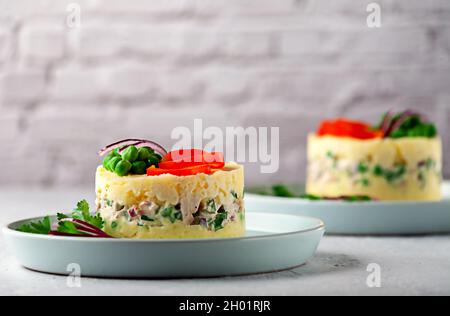 Mit Huhn gefüllte Causa. Ein traditionelles peruanisches Gericht. Stockfoto