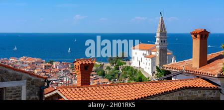 Atemberaubende Aussicht von oben in Piran Slowenien mit st. George Kirche und das Meer Panorama. Stockfoto