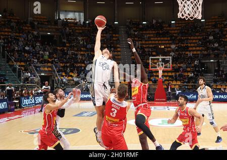 Bologna, Italien. Oktober 2021. Gabriele Procida (Kigili Fortitudo Bologna) während der Serie A1 italienischen LBA Basketball-Meisterschaft Spiel Kigili Fortitudo Bologna gegen. Carpegna Prosciutto Victoria Libertas Pallacanestro Pesaro im Sportpalast Paladozza - Bologna, 10. Oktober 2021 Kredit: Unabhängige Fotoagentur/Alamy Live Nachrichten Stockfoto