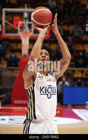 Bologna, Italien. Oktober 2021. Malachi Richardson (Kigili Fortitudo Bologna) während der Serie A1 italienischen LBA Basketball-Meisterschaft Spiel Kigili Fortitudo Bologna gegen. Carpegna Prosciutto Victoria Libertas Pallacanestro Pesaro im Sportpalast Paladozza - Bologna, 10. Oktober 2021 Kredit: Unabhängige Fotoagentur/Alamy Live Nachrichten Stockfoto
