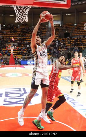 Bologna, Italien. Oktober 2021. Brandon Ashley (Kigili Fortitudo Bologna) während der Serie A1 italienischen LBA Basketball-Meisterschaft Spiel Kigili Fortitudo Bologna gegen. Carpegna Prosciutto Victoria Libertas Pallacanestro Pesaro im Sportpalast Paladozza - Bologna, 10. Oktober 2021 Kredit: Unabhängige Fotoagentur/Alamy Live Nachrichten Stockfoto