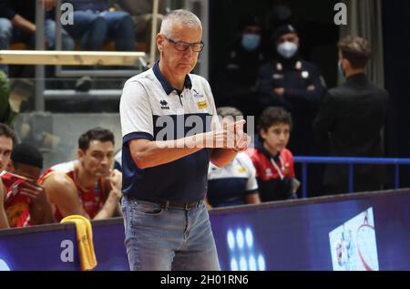 Bologna, Italien. 10. Okt, 2021. Qwährend der Serie A1 italienischen LBA Basketball-Meisterschaft Spiel Kigili Fortitudo Bologna vs. Carpegna Prosciutto Victoria Libertas Pallacanestro Pesaro im Sportpalast Paladozza - Bologna, 10. Oktober 2021 Kredit: Unabhängige Fotoagentur/Alamy Live Nachrichten Stockfoto