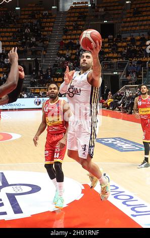 Bologna, Italien. Oktober 2021. Pietro Aradori (Kigili Fortitudo Bologna) während der Serie A1 italienischen LBA Basketball-Meisterschaft Spiel Kigili Fortitudo Bologna gegen. Carpegna Prosciutto Victoria Libertas Pallacanestro Pesaro im Sportpalast Paladozza - Bologna, 10. Oktober 2021 Kredit: Unabhängige Fotoagentur/Alamy Live Nachrichten Stockfoto