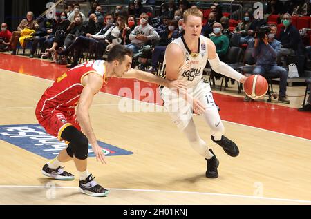Bologna, Italien. Oktober 2021. Robin Benzing (Kigili Fortitudo Bologna) während der Serie A1 italienischen LBA Basketball-Meisterschaft Spiel Kigili Fortitudo Bologna gegen. Carpegna Prosciutto Victoria Libertas Pallacanestro Pesaro im Sportpalast Paladozza - Bologna, 10. Oktober 2021 Kredit: Unabhängige Fotoagentur/Alamy Live Nachrichten Stockfoto