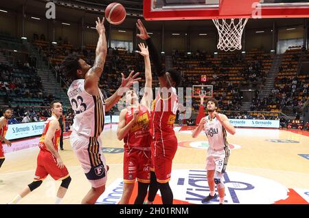 Bologna, Italien. Oktober 2021. Malachi Richardson (Kigili Fortitudo Bologna) während der Serie A1 italienischen LBA Basketball-Meisterschaft Spiel Kigili Fortitudo Bologna gegen. Carpegna Prosciutto Victoria Libertas Pallacanestro Pesaro im Sportpalast Paladozza - Bologna, 10. Oktober 2021 Kredit: Unabhängige Fotoagentur/Alamy Live Nachrichten Stockfoto