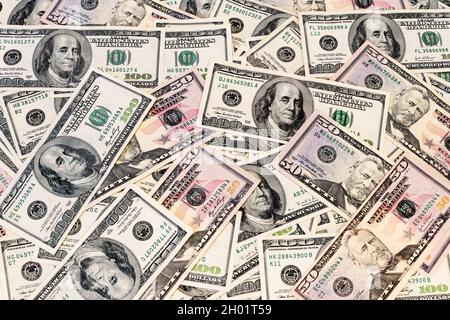 Hintergrund Haufen von hundert Dollar Scheine und 50 Dollar Scheine. Stockfoto