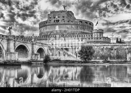 Aussicht auf das Castel Sant'Angelo Festung und Brücke mit schönen Reflexionen auf dem Tiber in Rom, Italien. Aka Mausoleum des Hadrian, die Gebäude wa Stockfoto