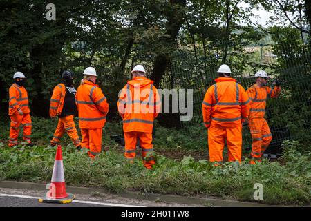 Wendover, Großbritannien. Oktober 2021. Erzwingungsbeamte des National Eviction Teams (NET) beginnen mit den Arbeiten zur Räumung von Umweltaktivisten, die sich gegen die Hochgeschwindigkeits-Eisenbahnverbindung HS2 aus dem Lager des aktiven Widerstands Wendover (WAR) wehren. DAS KRIEGSLAGER mit Baumhäusern, Tunneln, einem Käfig und einem 15 Meter hohen Turm ist derzeit das größte der von Stop HS2-Aktivisten entlang der Phase-1-Route des HS2 zwischen London und Birmingham errichteten Protestlager. Kredit: Mark Kerrison/Alamy Live Nachrichten Stockfoto