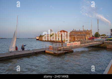 Segeljolle auf dem schwimmenden Ponton im Gravesend Yacht Club, bei Sonnenuntergang, Gravesend Kent Stockfoto