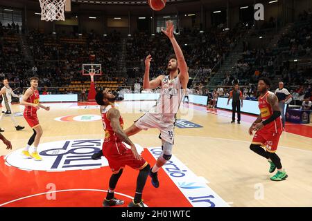 Bologna, Italien. Oktober 2021. Leonardo Tote (Kigili Fortitudo Bologna) 1Durch die Serie A1 italienischen LBA Basketball-Meisterschaft Spiel Kigili Fortitudo Bologna gegen. Carpegna Prosciutto Victoria Libertas Pallacanestro Pesaro im Sportpalast Paladozza - Bologna, 10. Oktober 2021 Kredit: Unabhängige Fotoagentur/Alamy Live Nachrichten Stockfoto
