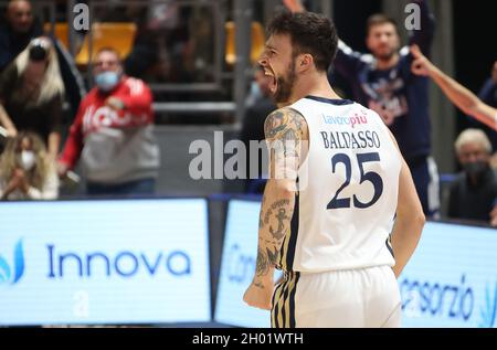 Bologna, Italien. Oktober 2021. Tommaso Baldasso (Kigili Fortitudo Bologna) während der Serie A1 italienischen LBA Basketball-Meisterschaft Spiel Kigili Fortitudo Bologna gegen. Carpegna Prosciutto Victoria Libertas Pallacanestro Pesaro im Sportpalast Paladozza - Bologna, 10. Oktober 2021 Kredit: Unabhängige Fotoagentur/Alamy Live Nachrichten Stockfoto