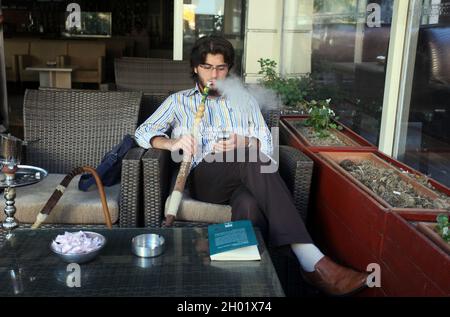 ISTANBUL, TÜRKEI - 5. JANUAR: Junger Mann raucht am 5. Januar 2008 in Istanbul, Türkei, Shisha (Nargile). Nargile wurde ab dem 17. Jahrhundert Teil der türkischen Kultur. Stockfoto