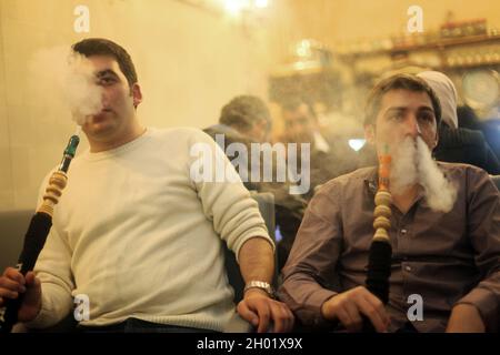 ISTANBUL, TÜRKEI - 5. JANUAR: Menschen rauchen Shisha (Nargile) am 5. Januar 2008 in Istanbul, Türkei. Nargile wurde ab dem 17. Jahrhundert Teil der türkischen Kultur. Stockfoto