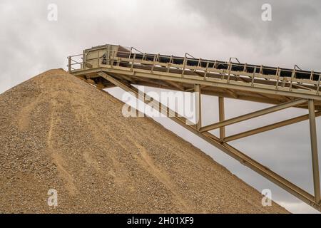 Agregates und Förderband bei Cliffe am Ufer der Themse in Kent. Stockfoto