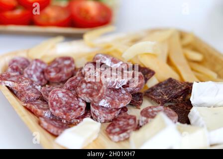 Antipasto-Catering-Platte mit Ruck, Salami und Käse. Stockfoto