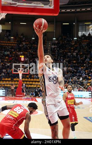 Bologna, Italien. Oktober 2021. Brandon Ashley (Kigili Fortitudo Bologna) während der Serie A1 italienischen LBA Basketball-Meisterschaft Spiel Kigili Fortitudo Bologna gegen. Carpegna Prosciutto Victoria Libertas Pallacanestro Pesaro im Sportpalast Paladozza - Bologna, 10. Oktober 2021 Kredit: Unabhängige Fotoagentur/Alamy Live Nachrichten Stockfoto